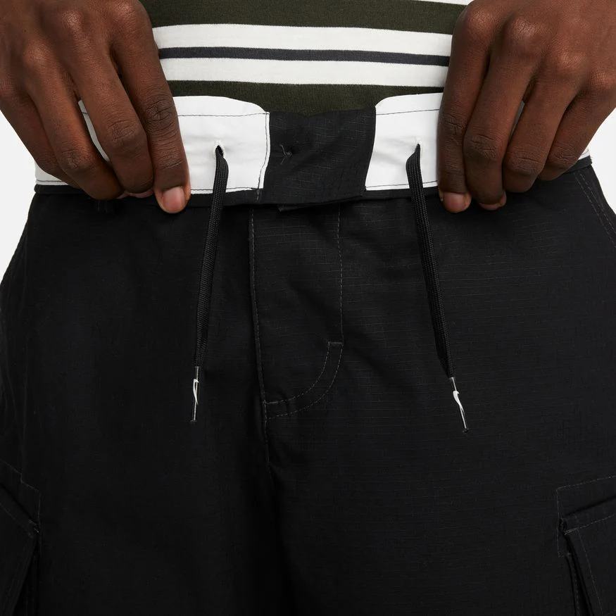 NIKE SB CARGO SHORT KNEE LENGTH BLACK - Image 4