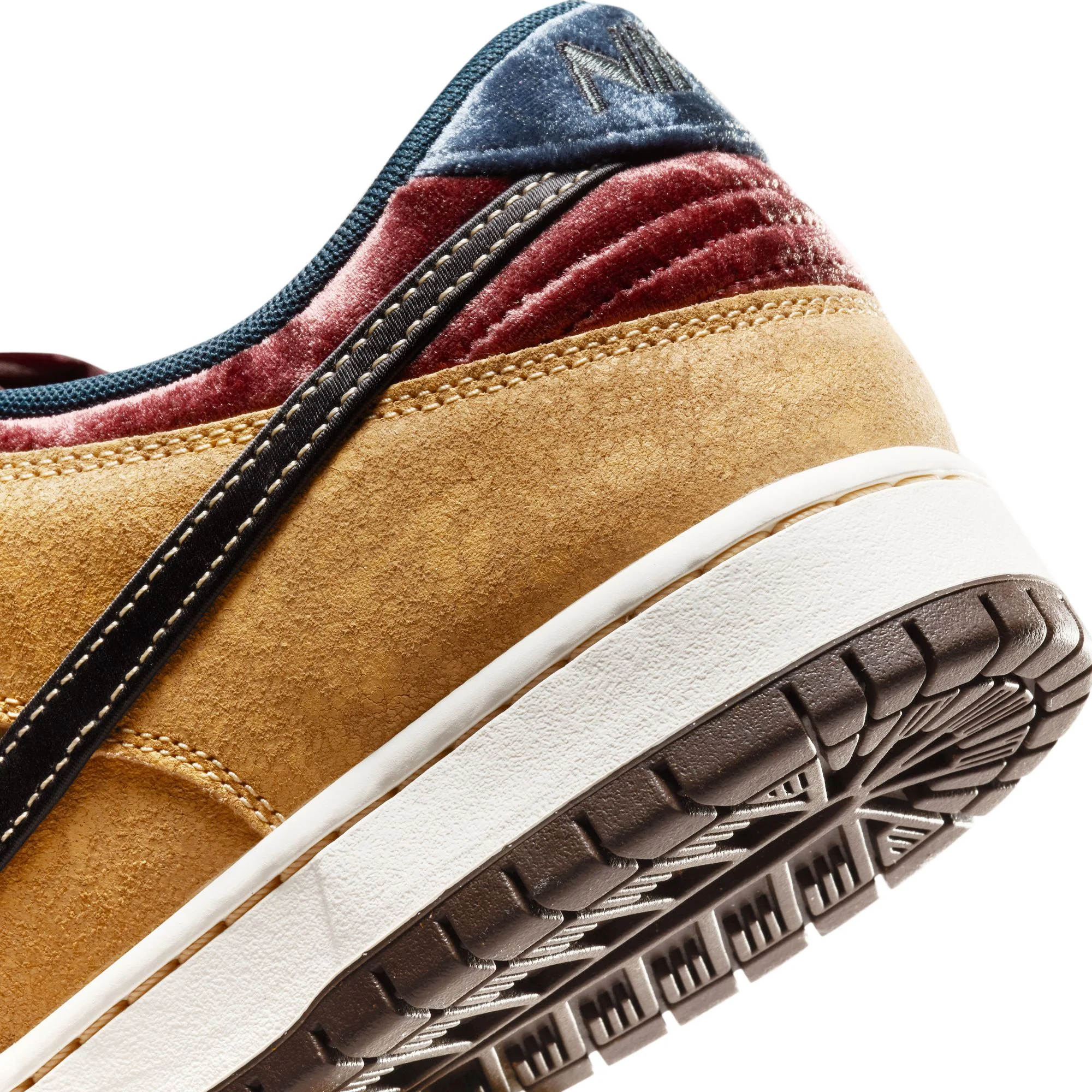 NIKE SB DUNK LOW PRO CELESTIAL GOLD/BLACK-DARK TEAM RED - Image 10