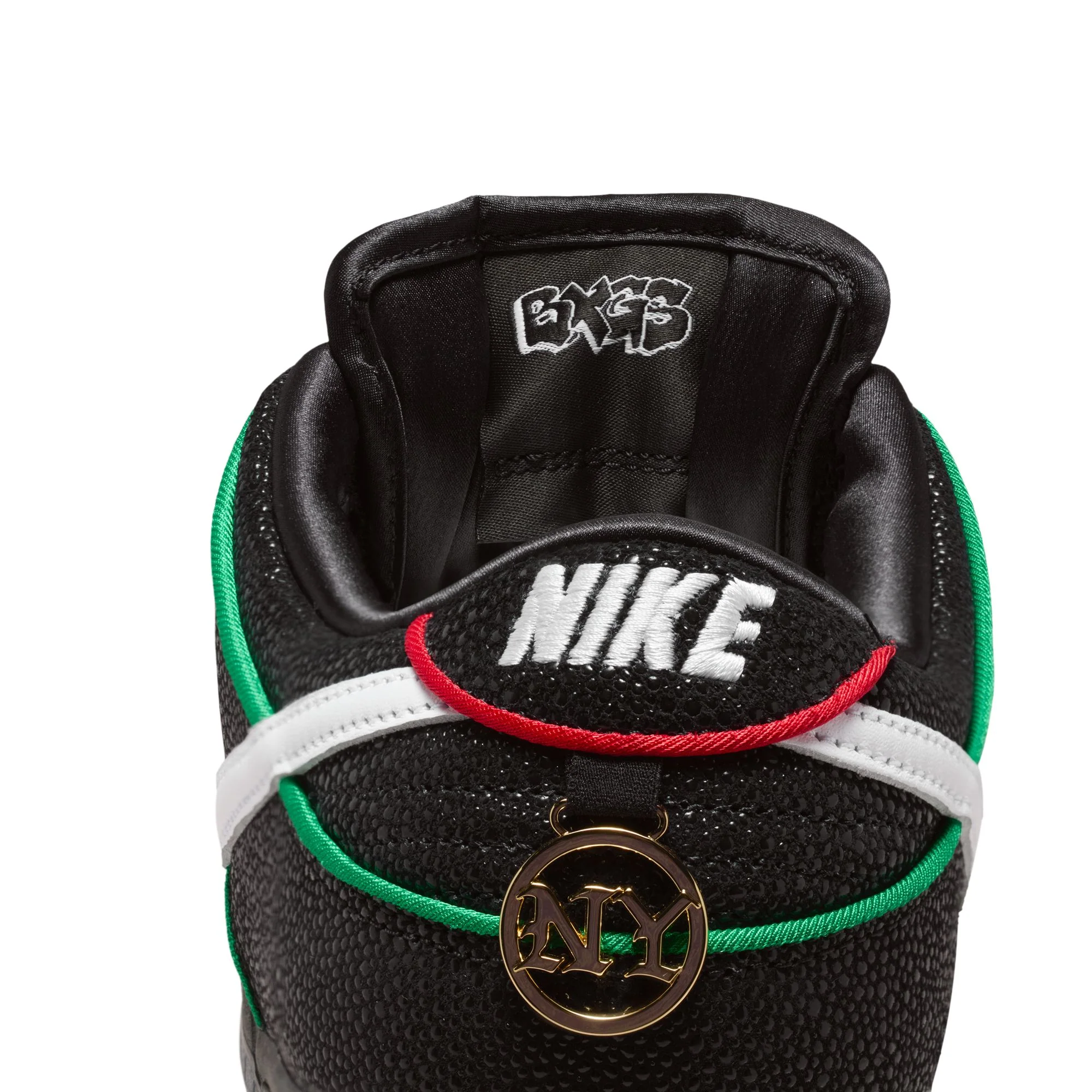 NIKE SB X BRONX GIRLS SKATE DUNK LOW PRO - Image 3