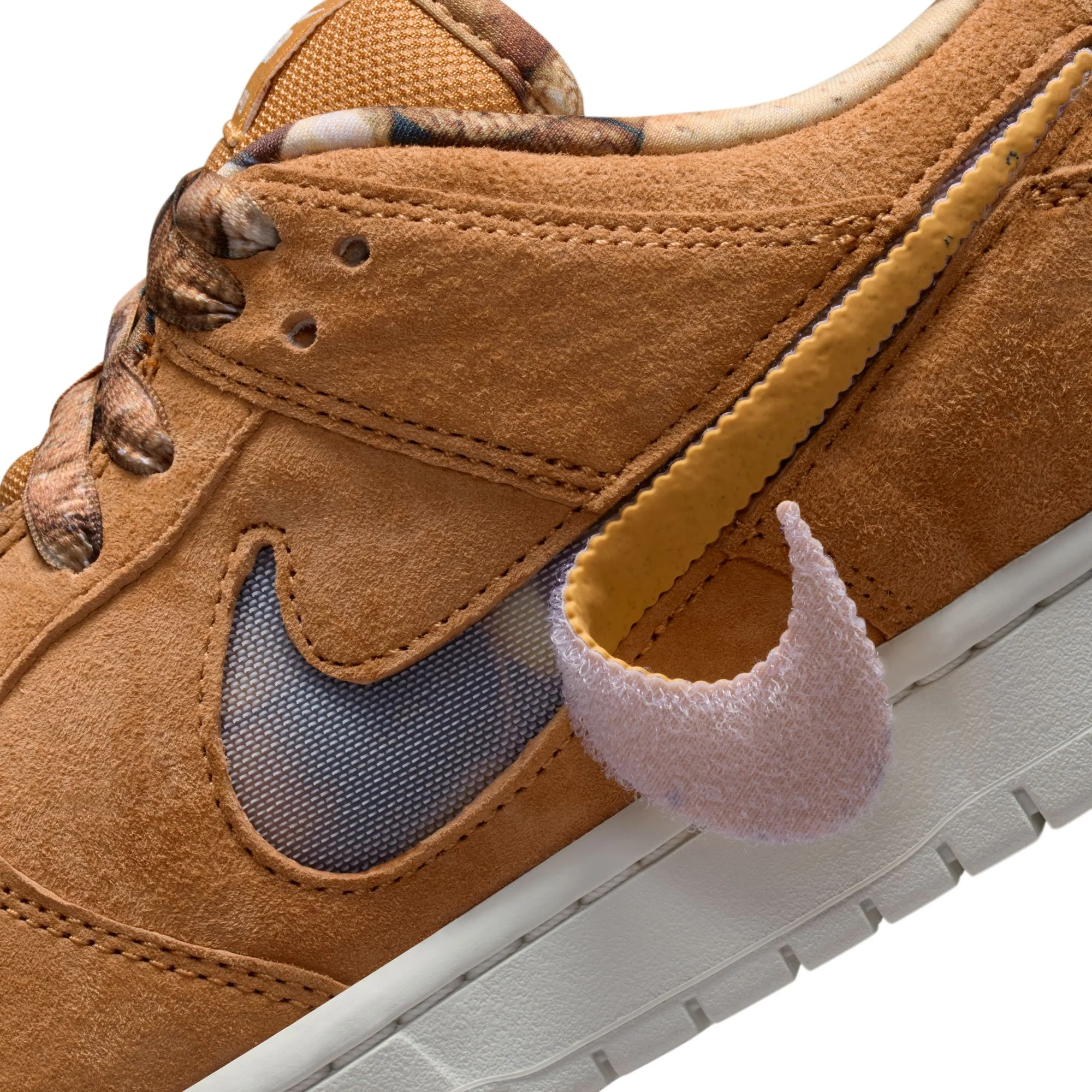 NIKE SB X NOTE SKATE DUNK LOW PRO FLAX / HONEYCOMB-SUMMIT WHITE-SAIL-GREEN SPARK-UNIVERSITY RED - Image 2