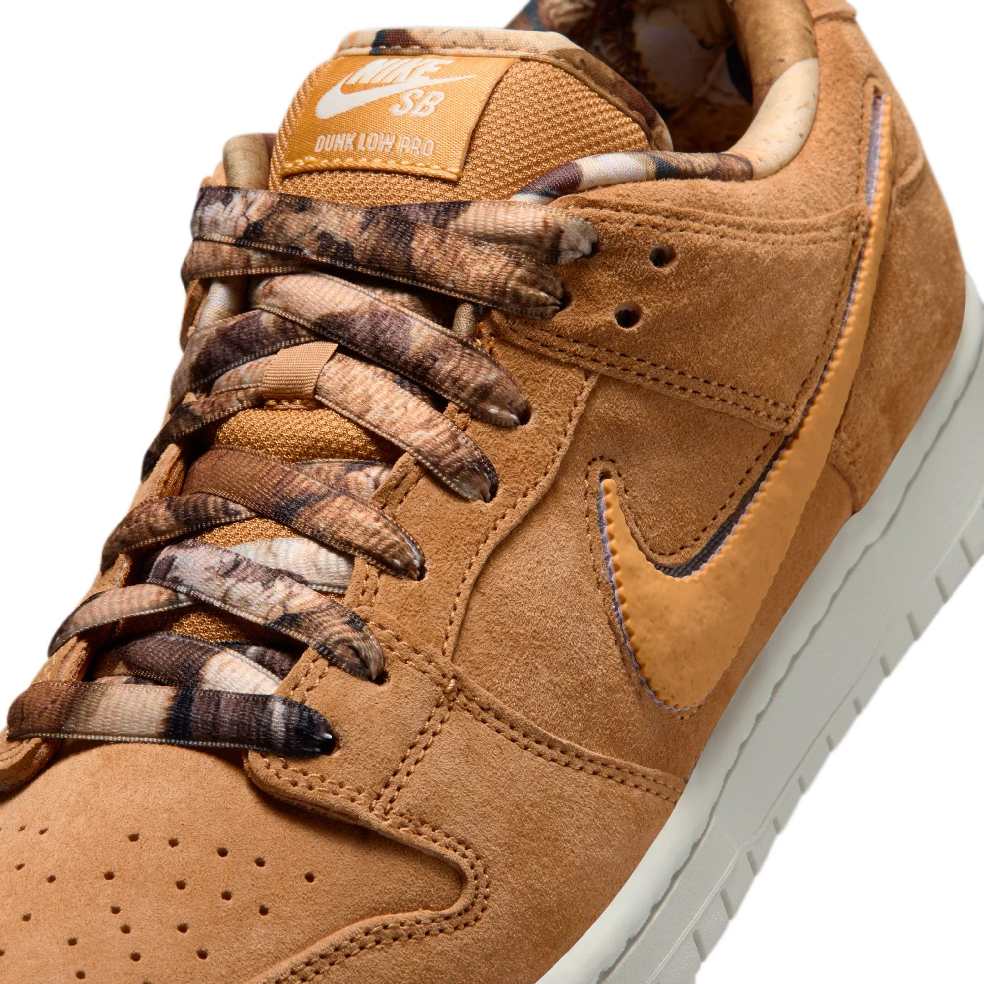 NIKE SB X NOTE SKATE DUNK LOW PRO FLAX / HONEYCOMB-SUMMIT WHITE-SAIL-GREEN SPARK-UNIVERSITY RED - Image 4
