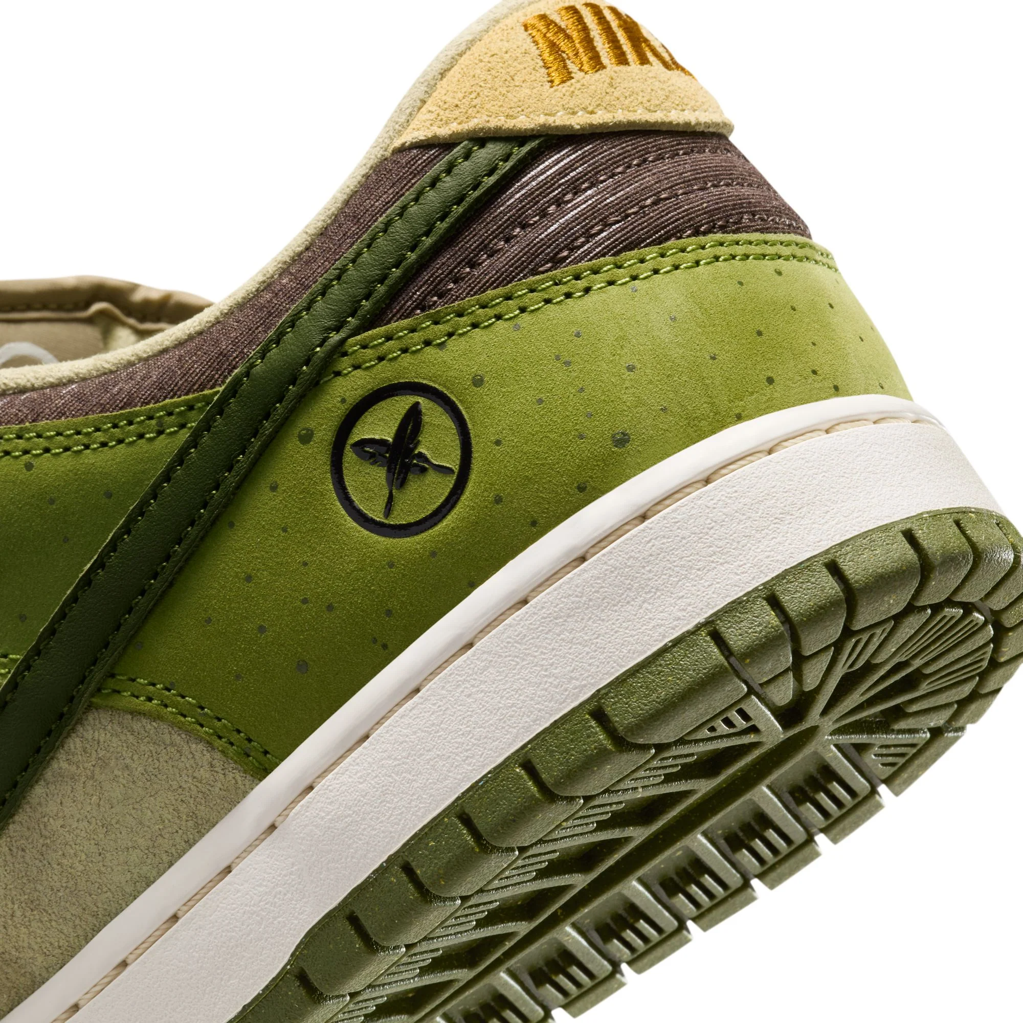 NIKE SB YUTO DUNK LOW PRO ASPARAGUS GREEN / LEGION GREEN-LT KHAKI - Image 9
