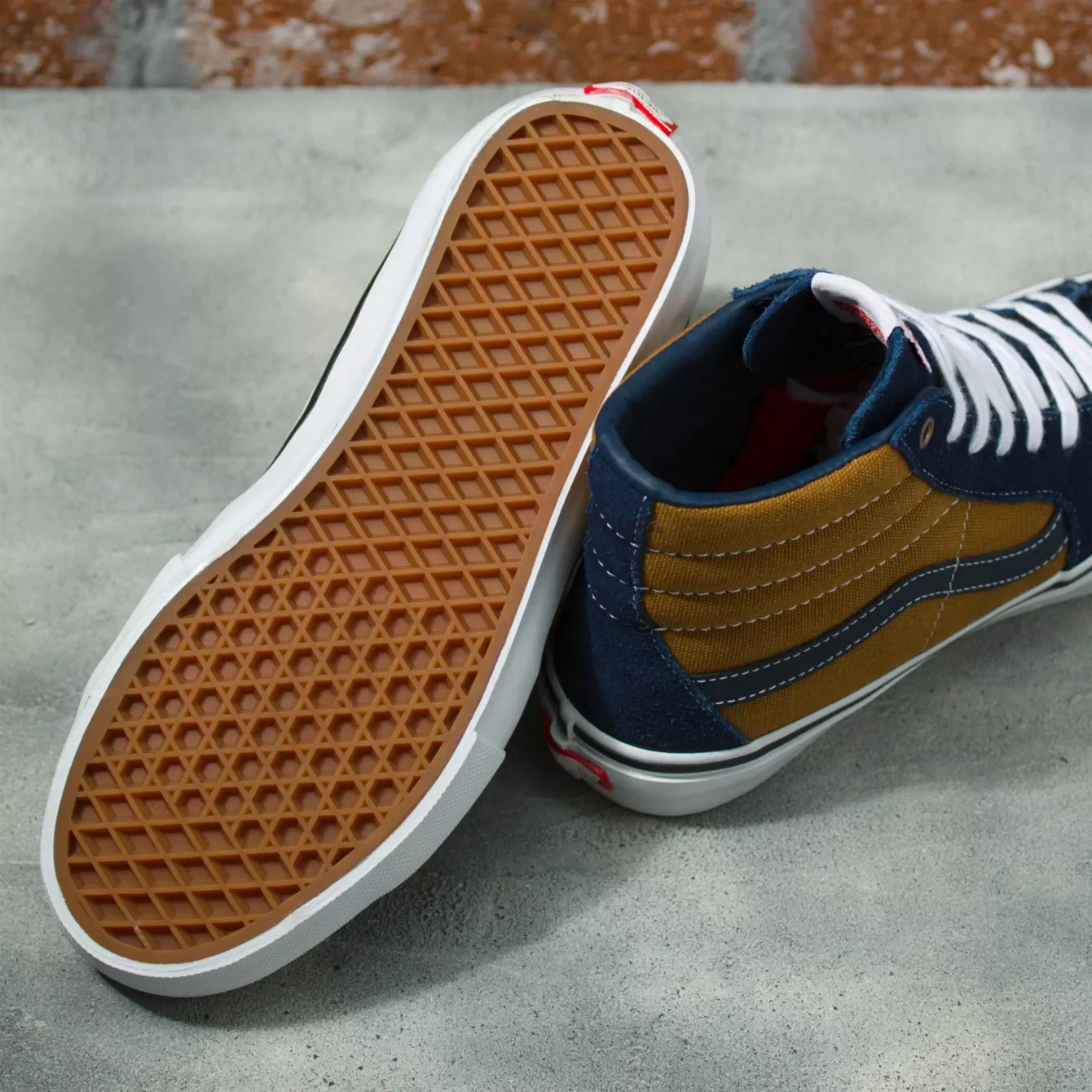 VANS REYNOLDS  SKATE SK8-HI NAVY / GOLDEN BROWN - Image 3