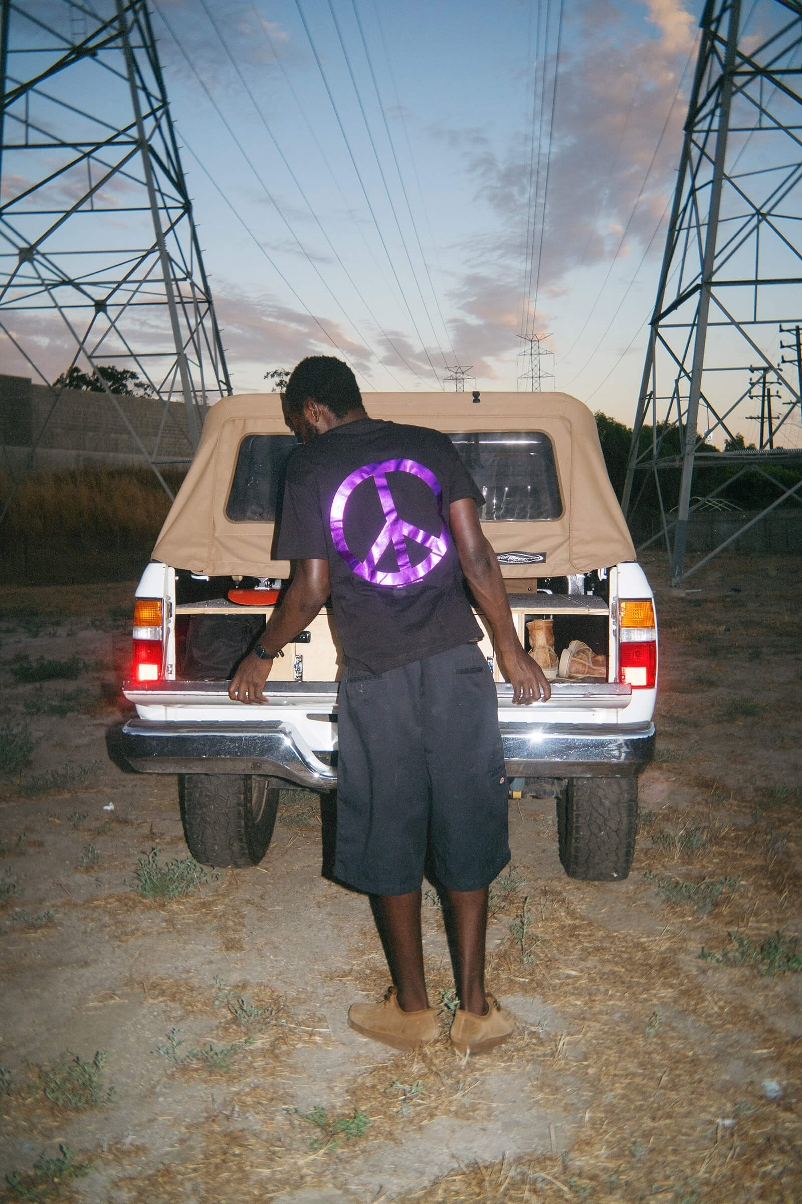 VIOLET PEACE TEE BLACK - Image 3